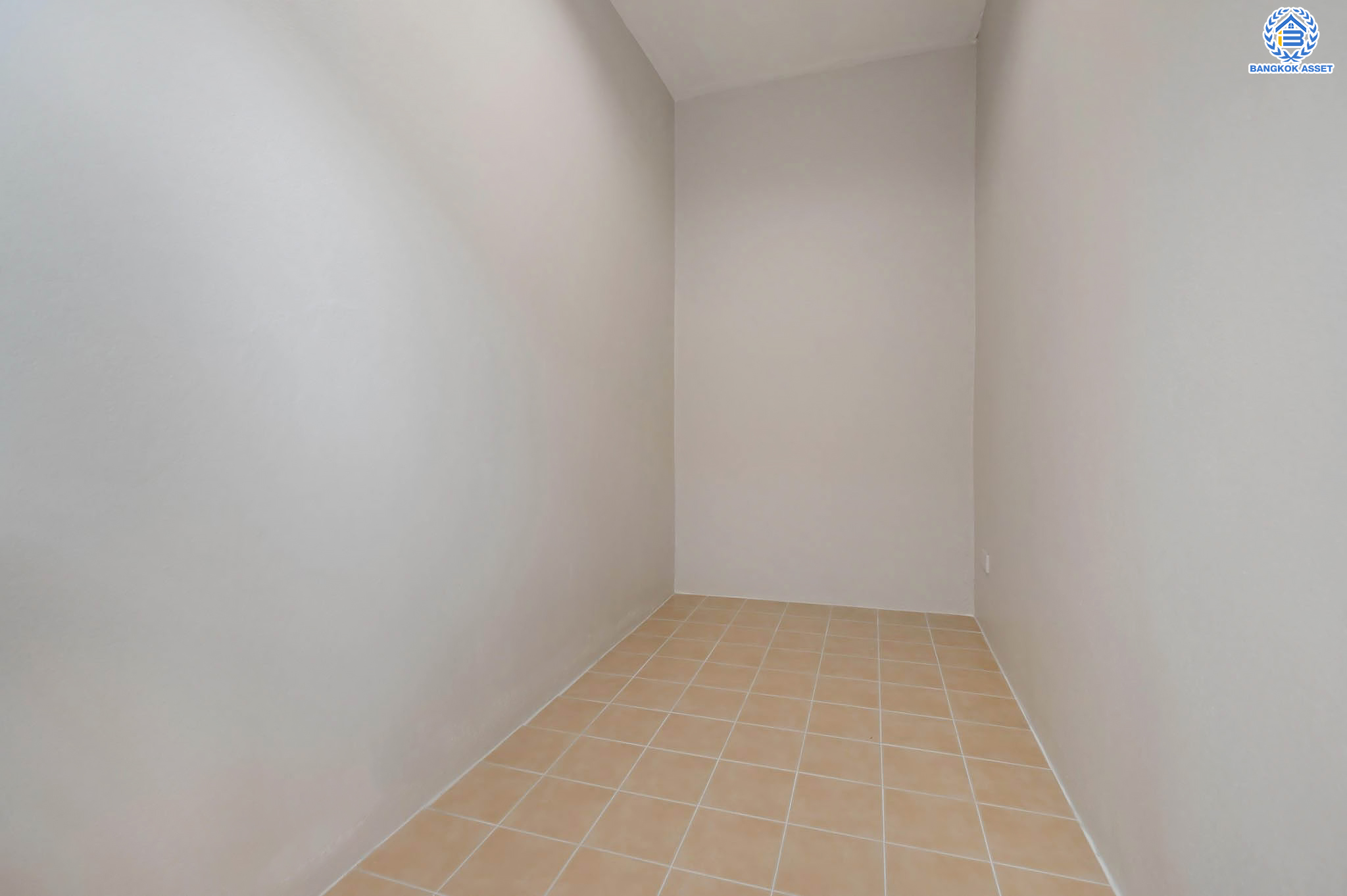 บ้านมือสองตกแต่งใหม่ โครงการ นาราวัลย์ บรมราชชนนี เนื้อที่ 71.8 ตร.ว. ฟังก์ชัน 3 ห้องนอน 4 ห้องน้ำ 1 ห้องแม่บ้าน จอดรถได้ 2 คัน บนพื้นที่ใช้สอยเกือบ 220.58 ตร.ม. พร้อมพื้นที่สีเขียวสนามหญ้ากว้างขวาง ตอบโจทย์ครอบครัวใหญ่ บนทำเลศักยภาพ เชื่อมต่อทั้งถนนกาญจนาภิเษก และทางคู่ขนานลอยฟ้าบรมราชชนนี ใกล้ ม.มหิดล, สถานีขนส่งสายใต้ใหม่ และเซ็นทรัลปิ่นเกล้า